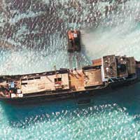 菲媒刊登聲稱搭載挖掘機的中國船隻在島礁填海的照片。（互聯網圖片）