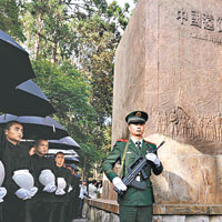 廿四名中國遠征軍抗日陣亡將士的遺骸歸葬騰沖國殤墓園。（中新社圖片）