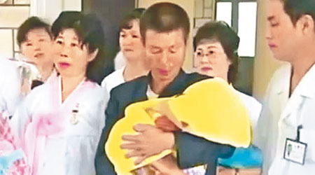 朴錦玉（左）誕下第十名孩子後，日前出院。（互聯網圖片）