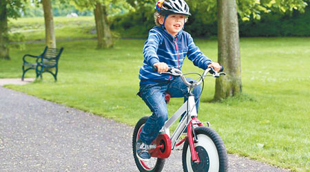 在自動平衡功能幫助下，小朋友學踩單車會更具自信。（互聯網圖片）
