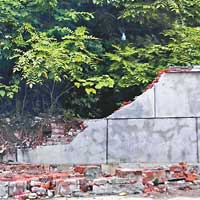 爆炸發生後，軍事管理區外牆倒塌。（中新社圖片）