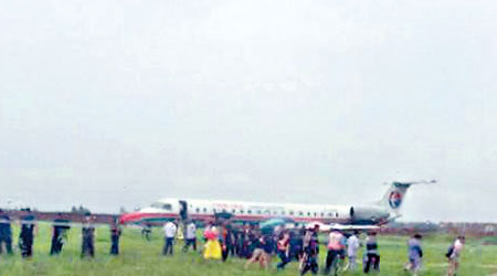 東航客機於山西長治王村機場衝出跑道。（互聯網圖片）