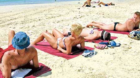 曬太陽可能會上癮，不少人更喜歡一家人到海灘曬太陽。
