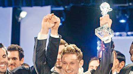 佩德森（中）憑出色表現及俊朗外表，贏得本年度世界先生殊榮。（互聯網圖片）