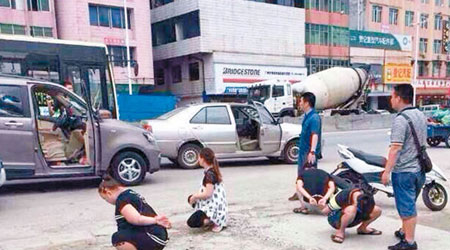 網傳四名疑犯被便衣警員綁手蹲在地上的照片。（互聯網圖片）