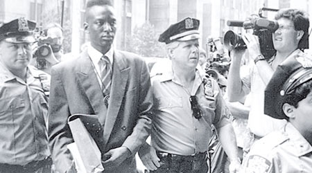 薩拉姆（左二）九○年到達法院一刻。（美聯社黑白圖片）