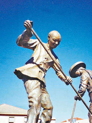 不少華人在十九世紀為美國淘金及鐵路業作出貢獻，圖為華工雕塑。