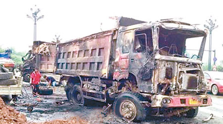 肇事貨車車頭被燒剩支架。　（互聯網圖片）