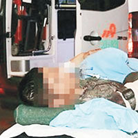 其中一名受傷士兵被送院救治。（互聯網圖片）