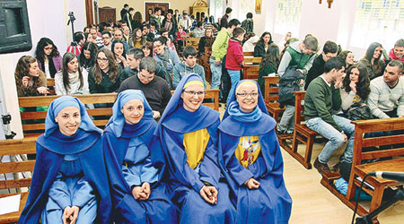 奧利韋羅斯（前排右二）脫下華衣美服，成為樸素的修女。（互聯網圖片）