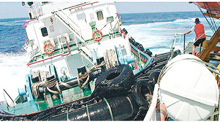 越方公布中國拖船（左）衝撞越船的片段。（互聯網圖片）