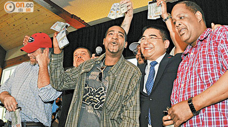 陳光標（右二）與幾個獲派錢的代表合照。（本報紐約傳真圖片）
