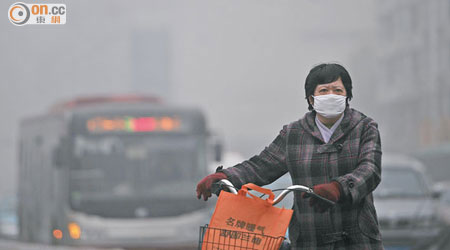北京屢遇霧霾天氣，民眾須戴口罩出行。（資料圖片）