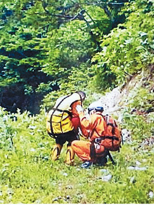 救援人員在山中尋獲政喜。（互聯網圖片）