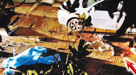 死者的屍體被藍布覆蓋，旁邊地面留有大量辣椒粉（箭嘴示）。（互聯網圖片）