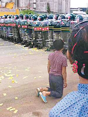 有村民在警員前下跪。（互聯網圖片）