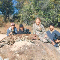 瓊斯（右二）常到南非獵殺猛獸，在網上大晒與獵物的合照。（互聯網圖片）