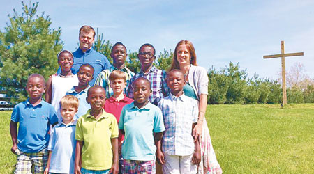 瓊斯（後）與希利（右上）收養八名孤兒後，將組成一個一家十二口的大家庭。（互聯網圖片）