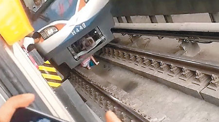 列車及時煞停（圖），跌落路軌的孕婦從車底爬出。（互聯網圖片）
