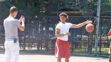 對人自拍<br>青年（左）走到球場自拍，籃球少年面露不悅。（互聯網圖片）