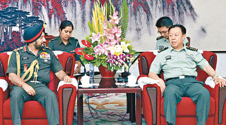 中央軍委副主席范長龍（右）接見辛格（左）。（中新社圖片）