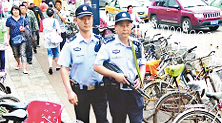北京街頭有不少警員持槍巡邏。（互聯網圖片）