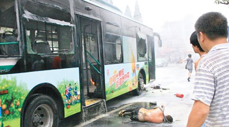 肇事巴士被焚毀，一名男子受傷倒地。（互聯網圖片）