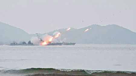 北韓炮火沖上天的一幕。  （互聯網圖片）