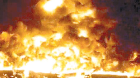 運油車遇襲後冒出熊熊烈火。（互聯網圖片）