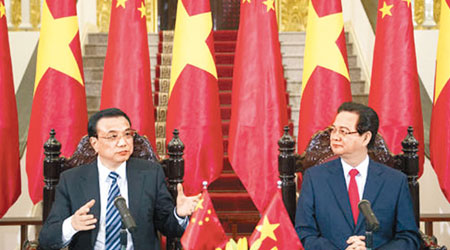 中國總理李克強（左）早前訪越，與越南總理阮晉勇出席經貿協議簽訂儀式。