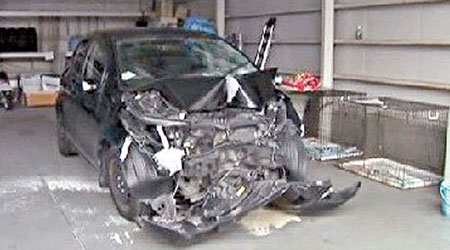 汽車車頭於車禍後嚴重損毀。（互聯網圖片）
