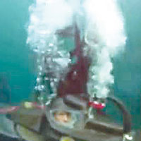 獨木舟變身潛艇下潛。（互聯網圖片）
