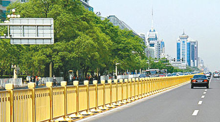 北京長安街早前更換了黃金護欄。（互聯網圖片）