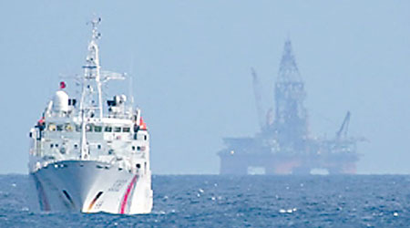越南傳媒發布中國船艦為981鑽油台護航撤離的照片。（互聯網圖片）