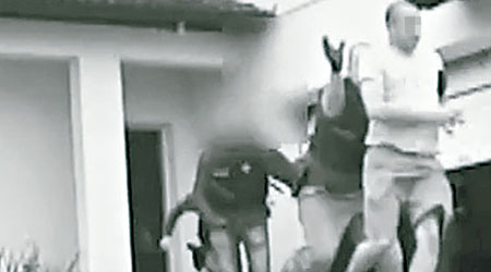 霍爾格松（右）逃跑不果，被警員當場逮捕。（互聯網圖片）