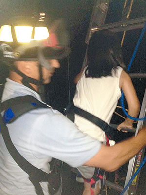 救援人員拯救受困於變形金剛3D過山車的乘客。（互聯網圖片）
