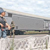 遇難者遺體被運上有冷凍設備的火車車廂。（互聯網圖片）