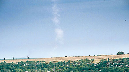 導彈發射一刻<br>相信是導彈發射後留下的一道白煙。（互聯網圖片）
