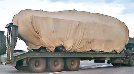 網上片段可見，俄羅斯境內的貨車正移送疑似BUK山毛櫸導彈發射車。（互聯網圖片）