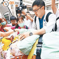 傷者吳昌樓由兒子陪同下轉送到林口長庚醫院。