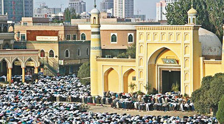暴徒企圖於「開齋節」製造恐慌。圖為喀什穆斯林群眾當日到清真寺參加聚餐。（互聯網圖片）