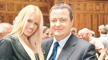 帕夫洛維奇（左）除了行醫及選美，也涉足政壇。（互聯網圖片）