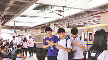 七堵站發生電車線斷落事故，月台擠滿大批乘客。（互聯網圖片）