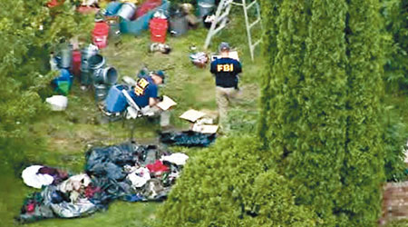 美國聯邦調查局（FBI）人員，到發現屍體的地點調查。（互聯網圖片）