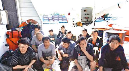 去年四月被扣的中國漁民。（互聯網圖片）