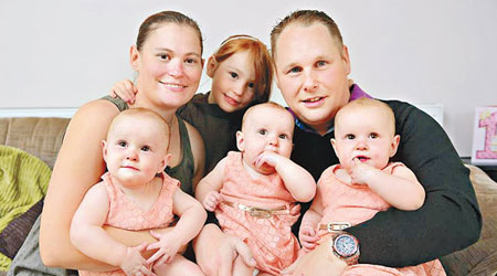 吉爾伯特夫婦誕下三胞胎後，組成一個六人大家庭。（互聯網圖片）