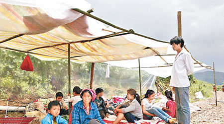 光明村村民收不到救災物資，只能搭建簡陋帳篷避雨。（互聯網圖片）
