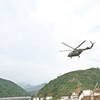 救災直升機飛過龍頭山鎮災區上空。（互聯網圖片）