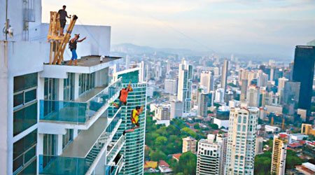 全球最長的都市空中溜索在巴拿馬城出現，溜索足有二千呎長。（互聯網圖片）