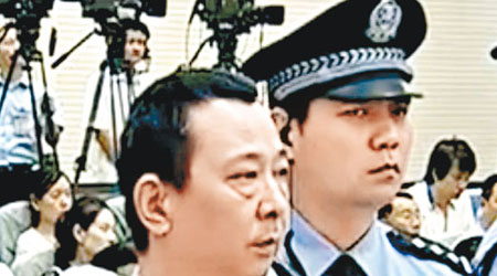 法院維持一審死刑判決，圖為劉漢昨在庭上聽取宣判。（中新社圖片）